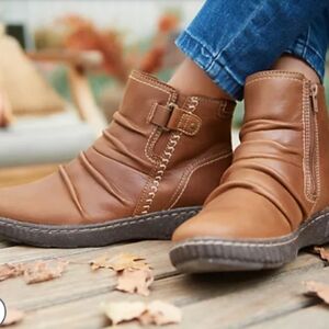 New womens Sz 8 Black Clarks short ankle slouched round toes casual flat boots